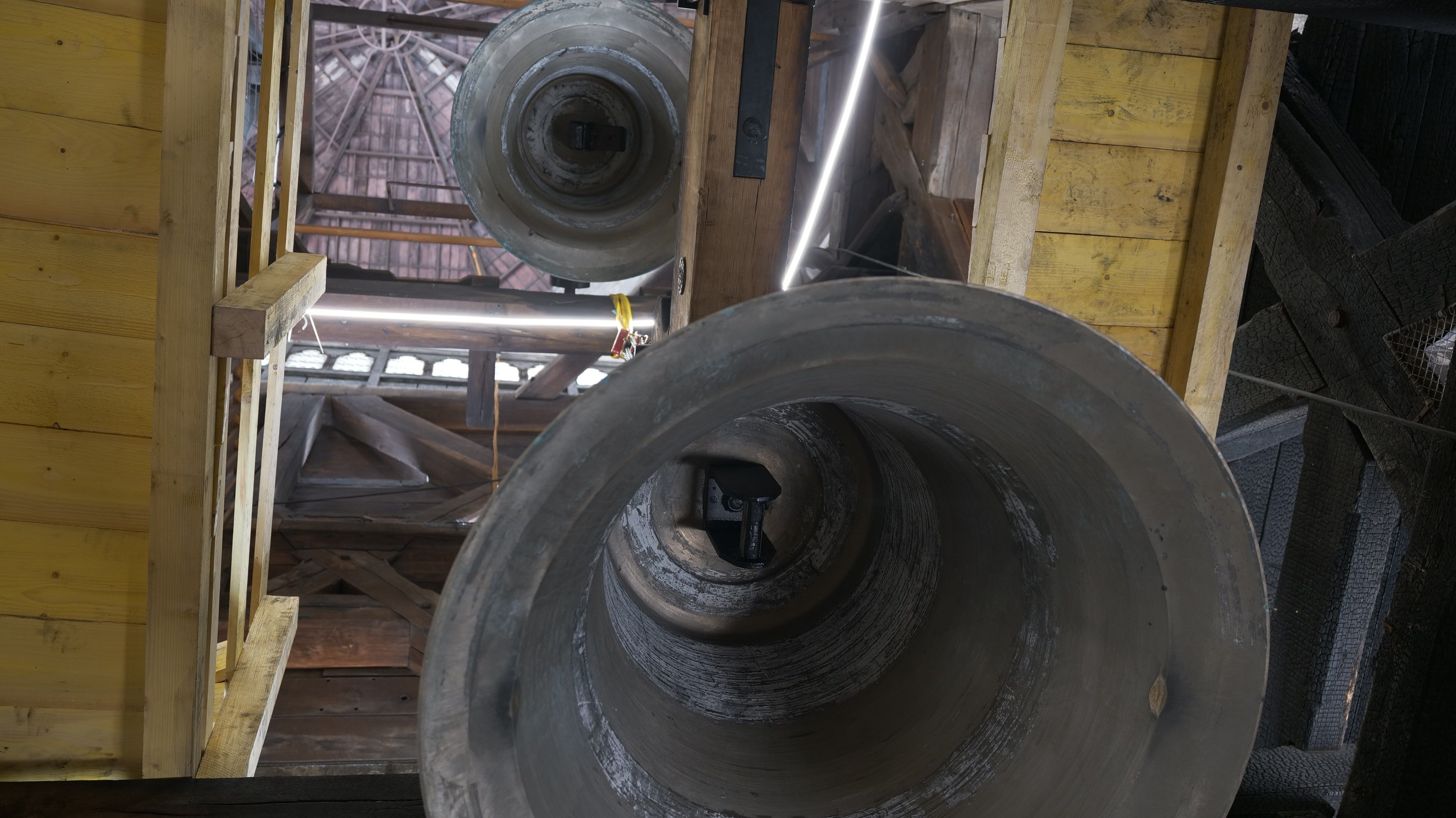 Rebâtir Notre-Dame de Paris - Removal of the bells from the north tower